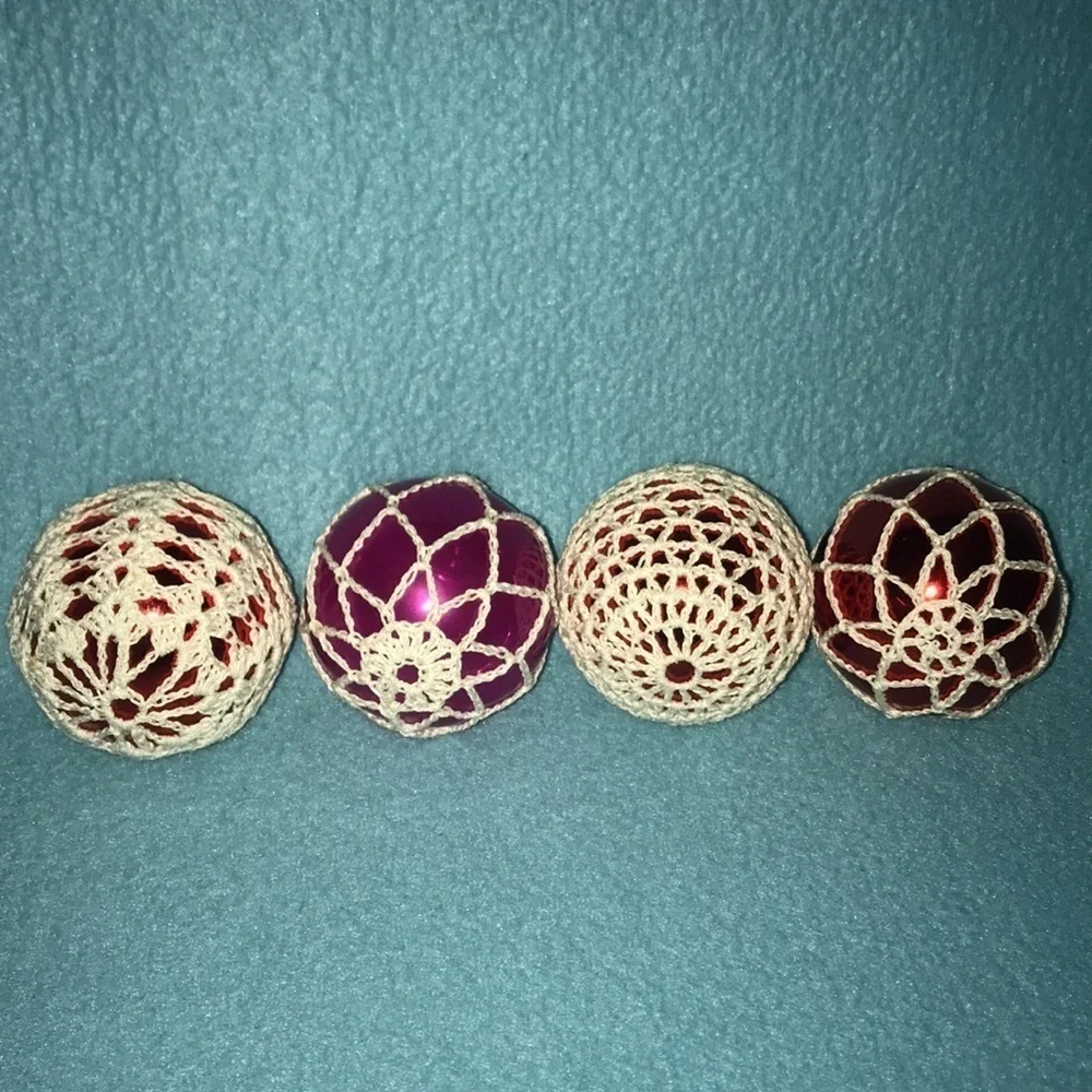 𝅺VINTAGE CROCHETED ornaments- 3 red 1 pink handmade